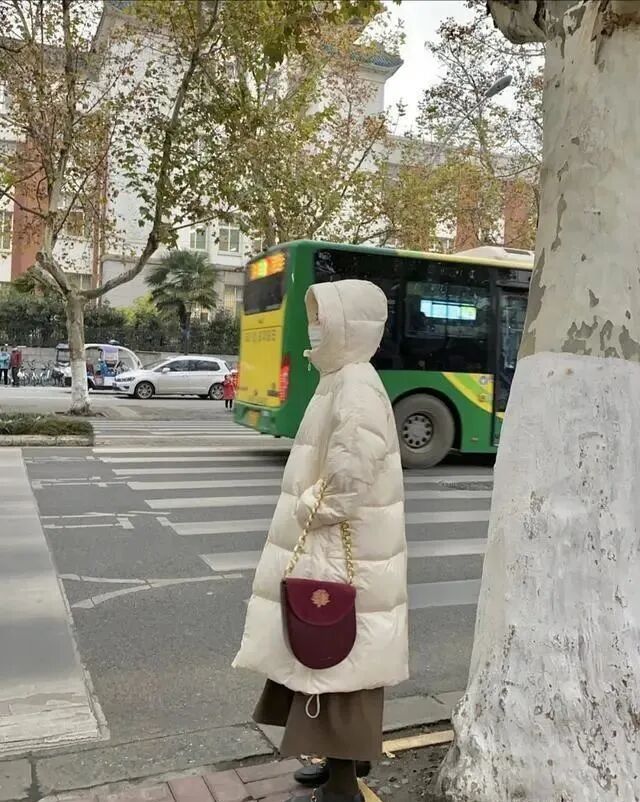 今冬穿羽绒服少配高跟鞋，太土气！建议选这4款鞋品，个性又时尚