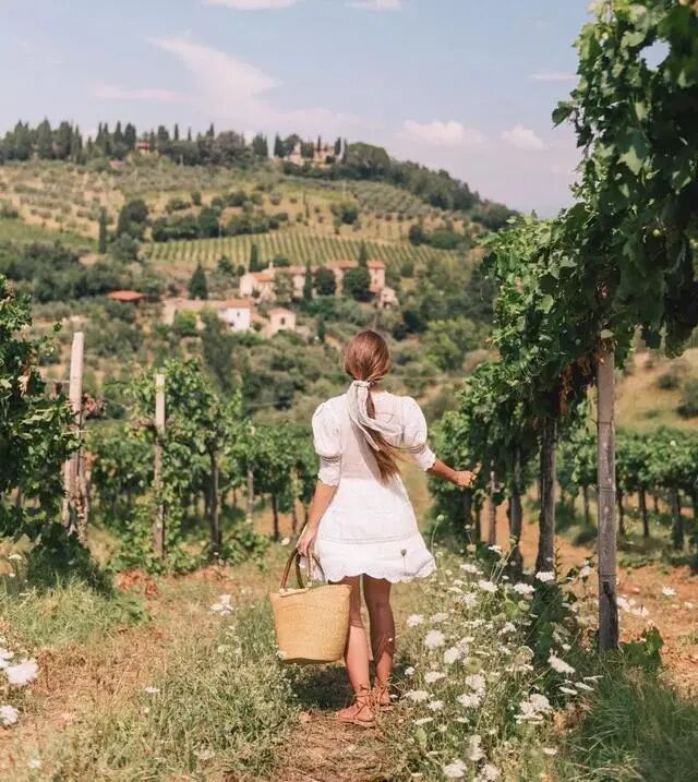 白裙子该怎么搭配，中年女性别怕穿不了，学会下面3个细节就够了