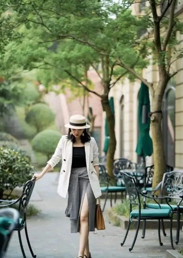 四十岁女人别只穿黑色，试试这款“显贵色”，三木每套都值得借鉴