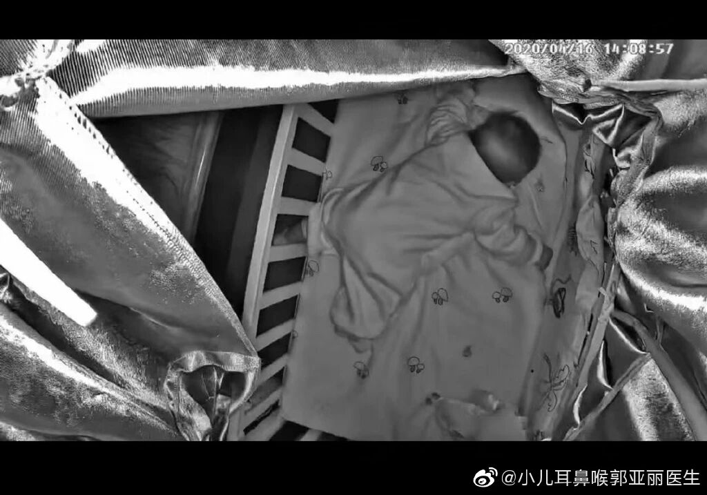 3个月宝宝趴睡训练死亡！专家解读，婴儿为什么要仰卧？