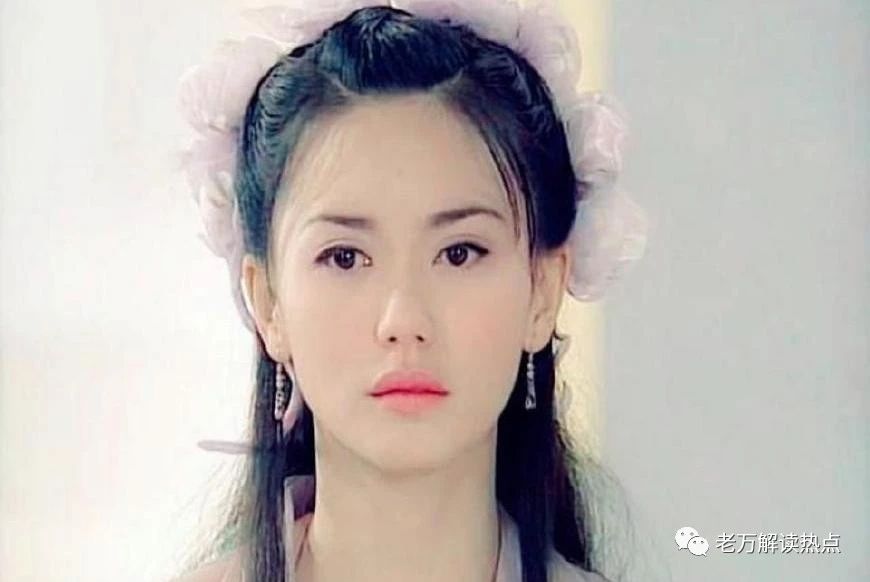 两人都是新加坡最美女星,一人嫁富豪产子,一人却嫁满头白发老外