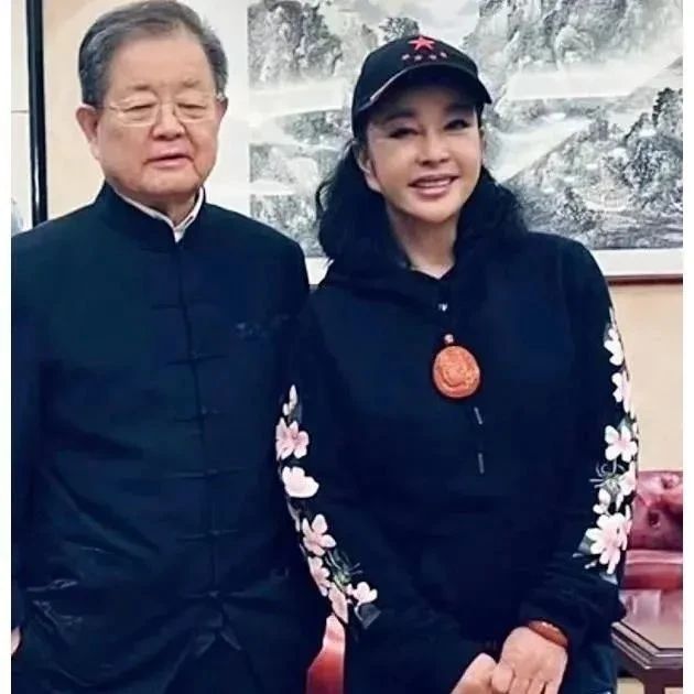 刘晓庆80岁四婚老公罕露面!目光慈祥白发已稀疏,夫妻同框似父女