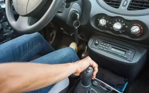 为何现在手动挡汽车越来越难卖？修车师傅：这四个原因，没人敢买