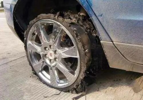 高速上车辆突然爆胎怎么办？老司机：谨记以下几点，不用再乱花