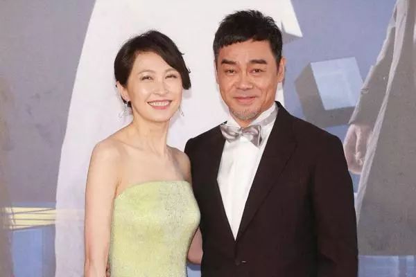 55岁刘青云宠爱妻子21年,不让她生孩子,自己出门买菜做饭