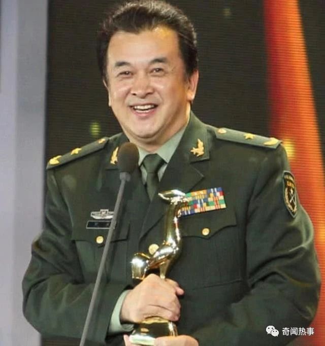 59岁黄宏近照,隐瞒了30年的演员老婆,竟是我们熟知的她!