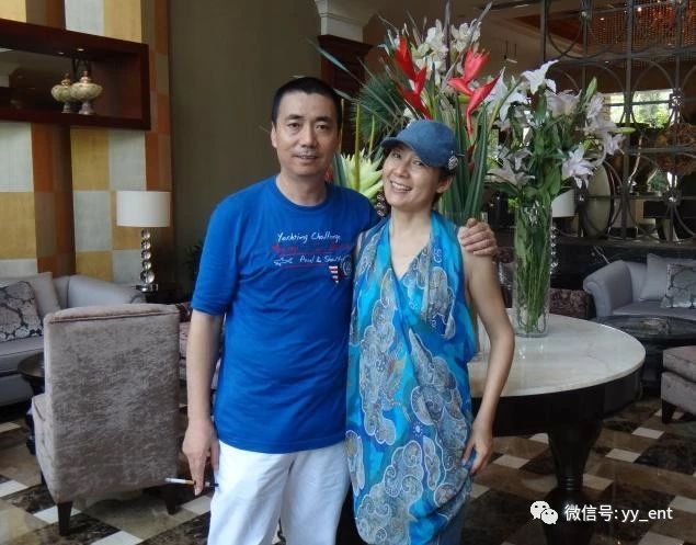 范明近照,二婚妻子背景强大,军官继子高大帅气,女儿美的没话说