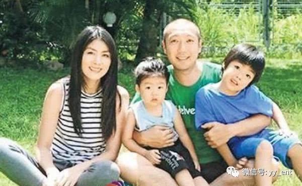 45岁陈慧琳一家近照,老公追了她整整16年,两个儿子长相帅气