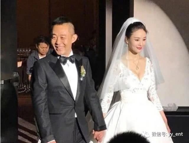 51岁侯勇三任娇妻近照,一个比一个年轻漂亮,网友:有钱真任性