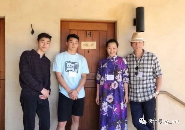 48岁林依轮一家近照,与超模妻子郎才女貌,两个儿子比他还帅