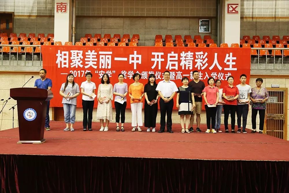 老板与获奖学生合影.JPG