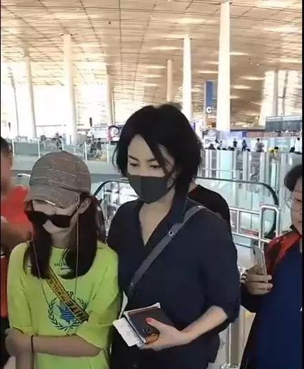 王菲在机场全程护着女儿,李嫣一个举动让人太心酸
