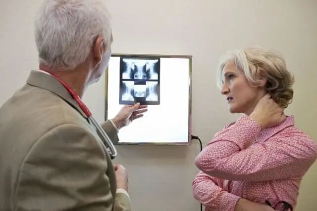 医生呼吁停止食用，比烟酒还伤血管，提醒中老年人：及早撤下餐桌！