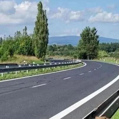 老司机讲解：汽车拐弯时到底能不能踩刹车？