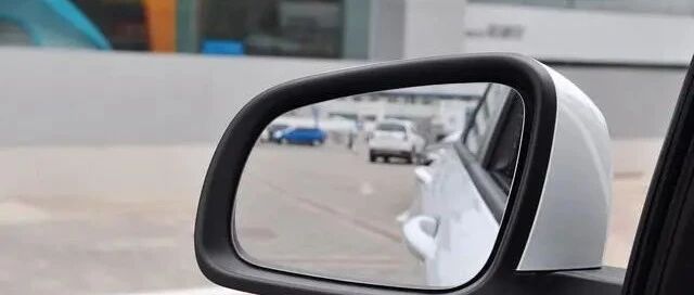 汽车门把手的3个隐藏功能，新手学会后，有效提高驾驶技术和安全