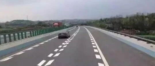 在高速开车，这些地面标线要注意了，开错不仅危险还可能会被扣12分