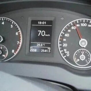 开手动挡车，换挡到底是看“转速”还是“车速”？老司机有话要说