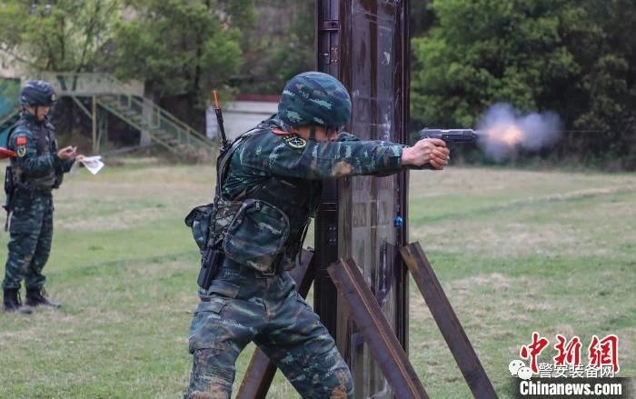 湖北武警开展特战侦察集训(组图)