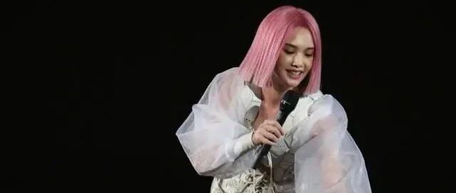 杨丞琳演唱会不幸摔伤！从两楼高的舞台意外踩空！