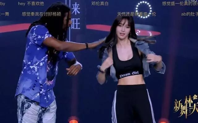 杨颖跳生死一舞时,有谁注意到她的肚子?网友:忘记擦粉了吧!