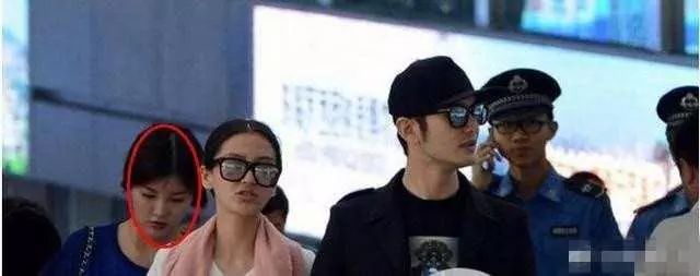 杨颖黄晓明低调现身机场 素颜出镜被身后的女生抢镜