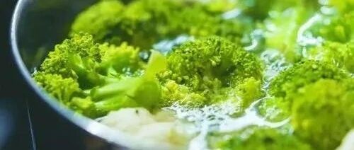 这8类蔬菜或自带“毒素”，医生建议：吃前务必焯水！别再偷懒了!