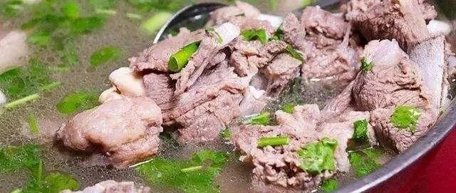 冬天要常吃羊肉，炖羊肉时，别放太多料，3样就够了，汤鲜无膻味