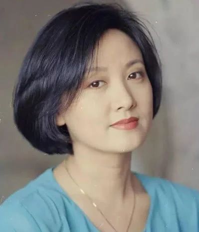 61岁邓婕近照曝光,离婚协议让她痛苦一生,女儿越来越像张国立!