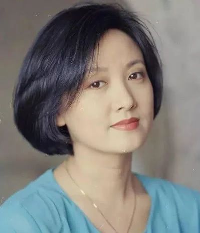 61岁邓婕近照曝光,离婚协议让她痛苦一生,女儿越来越像张国立!