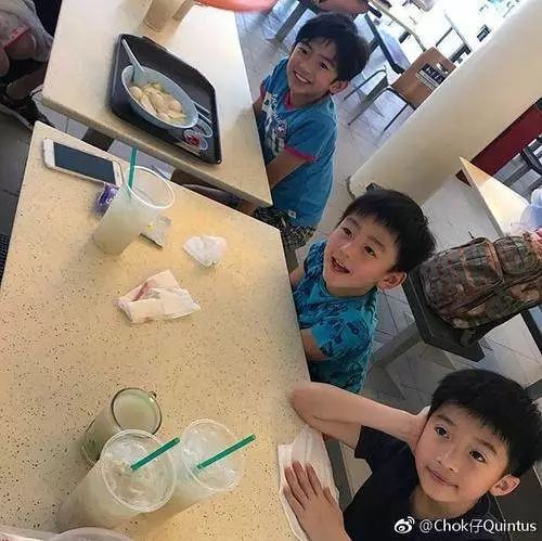 张柏芝带俩儿子到新加坡过年,小Q真洋气,但旁边的人是谁啊?