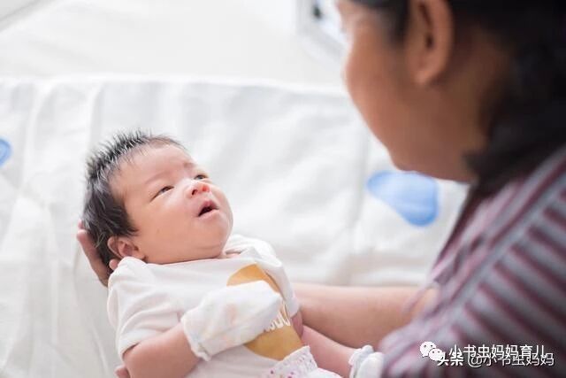 出生1~4周新生儿的发育情况，宝妈提前了解，省心省力-幼师课件网