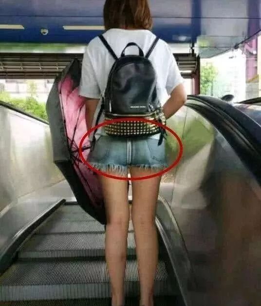 ​ 妹子，你裤子是真的穿反了