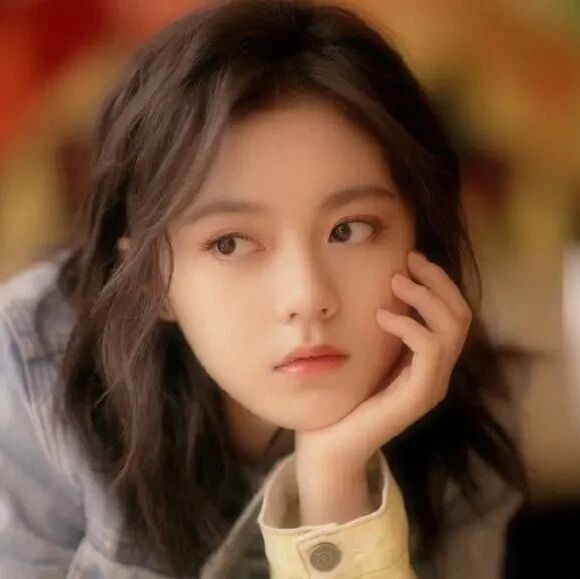 17岁赵今麦到底美在哪儿？当她跟中戏女同学合影时，瞬间明白了