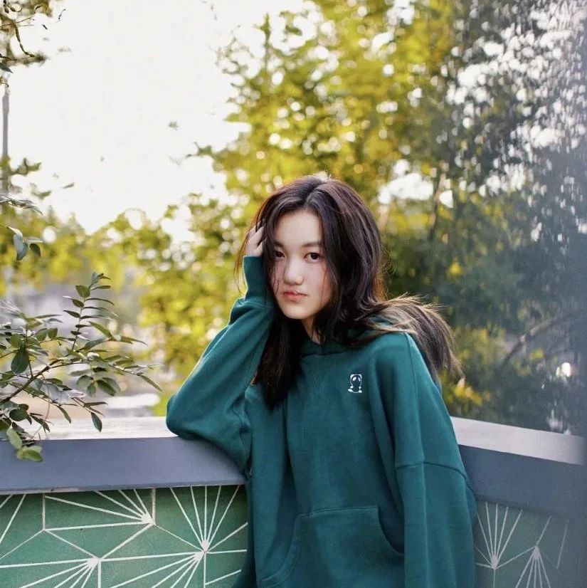 王菲女儿李嫣疑似恋爱，深夜发文被指大尺度，直言喜欢赤裸身体！