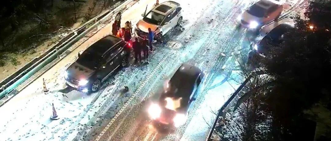 冰雪路面变身“溜车场”，“碰碰车”也太难了......