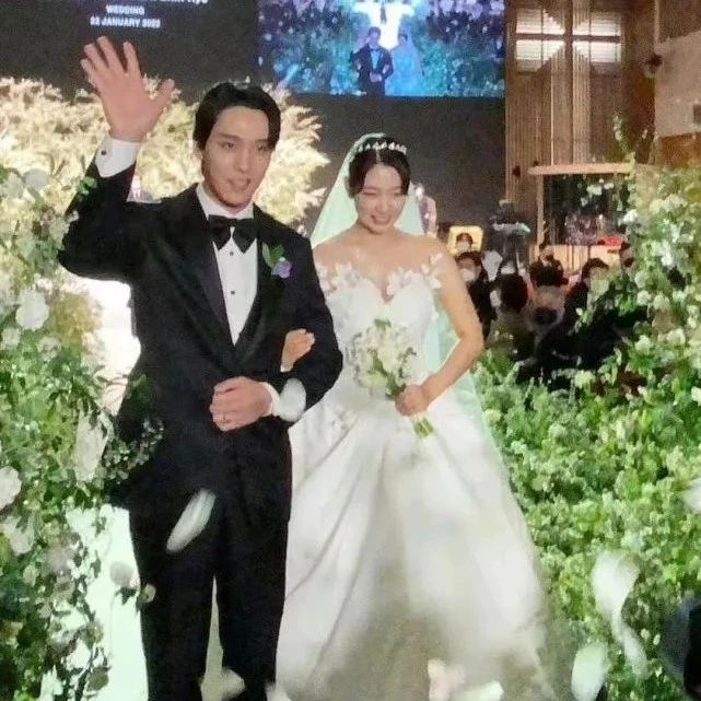 朴信惠公开婚礼高清图，现场不像宫殿似华丽，欧尼笑得好甜
