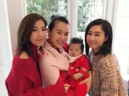 胡定欣与黄智雯探望胡杏儿,抱着胡杏儿儿子可爱卖萌!