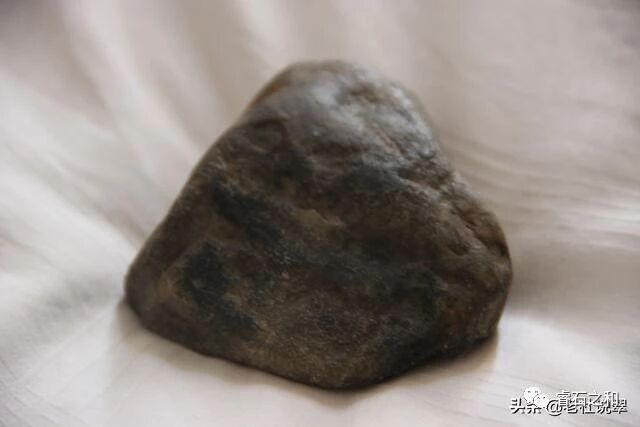 高品质翡翠原石的皮壳有哪些表现？