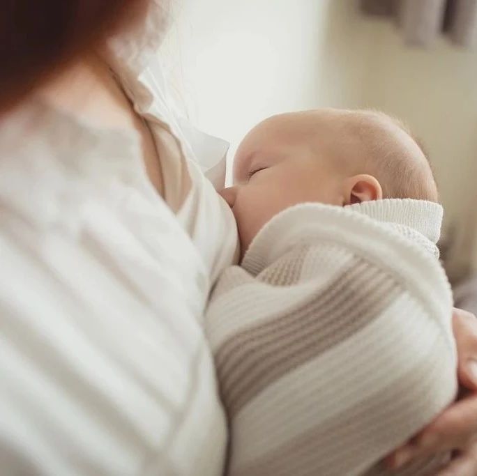 躺喂母乳很危险，会引发宝宝中耳炎？到底怎么喂才安全？