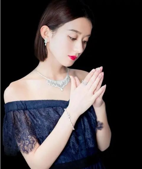 金晨身穿连体工装裤,又添加风衣的元素,让人觉得她攻气十足
