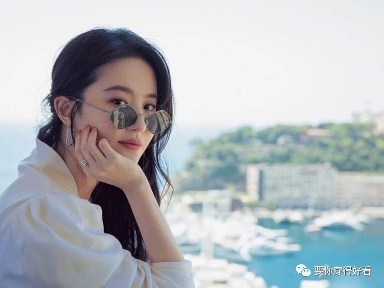 白裙子还可以这么穿？刘亦菲演绎的白色的复古套装，仙女本人了