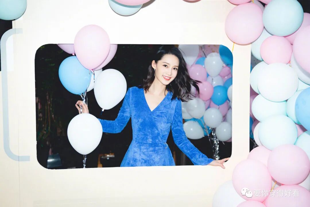 李沁真厉害，蓝色连体裤穿得这么高级，大长腿可以给满分了