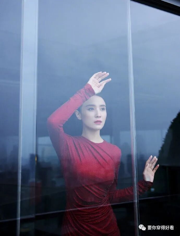 宋佳两套裙装美呆，红色热烈又端庄，黑色优雅又性感，在雨中绽放