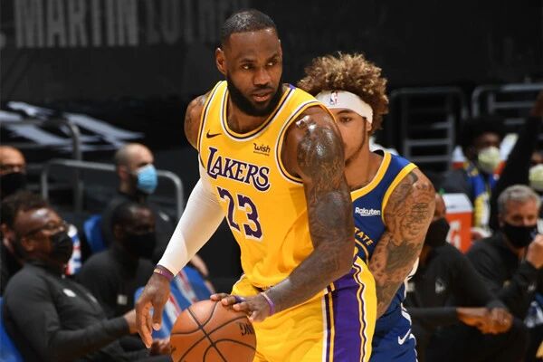 詹姆斯谈走步被吹：搞笑，我一直都这么做