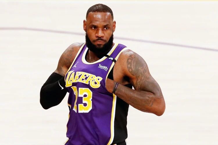 ESPN球员排行詹姆斯列第三，名嘴：说他不在最顶端还为时尚早