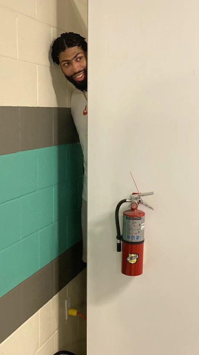 美媒：这是老詹和浓眉见到下一轮对手内线的表情 到不到位？