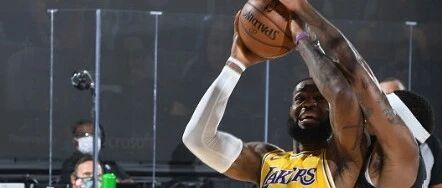 18中7仍该夸！詹皇末节9分+锁死穆雷 三旬老汉变铁闸太燃了