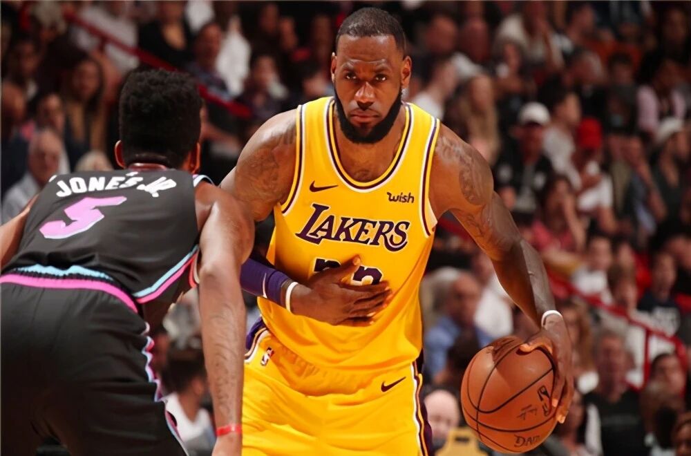 詹姆斯一个身垮两个时代的伟大球员，一位两个时代的传奇球员