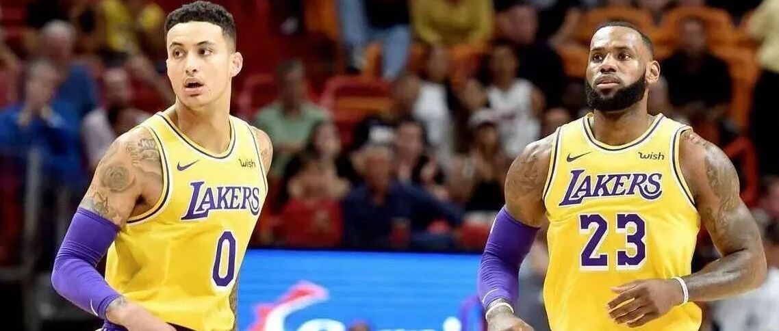 湖人队内有多和谐？小将自曝有人喝酒，自己边喝果汁边听教