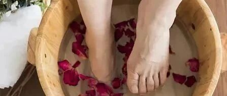 热水泡脚的时候加点它,三天逼出体内湿气,可惜很少人知道!